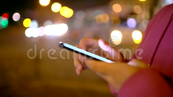 在城市的夜晚人们使用智能手机上的应用程序短信关门视频的预览图