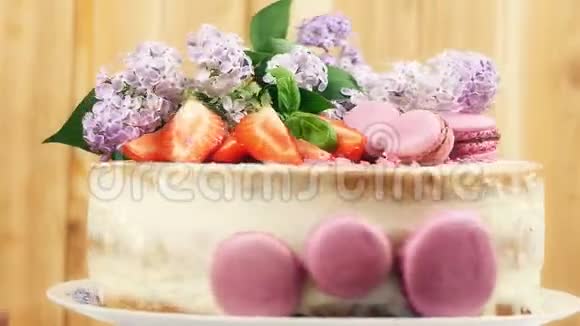 用花和浆果装饰的自制蛋糕4K视频的预览图