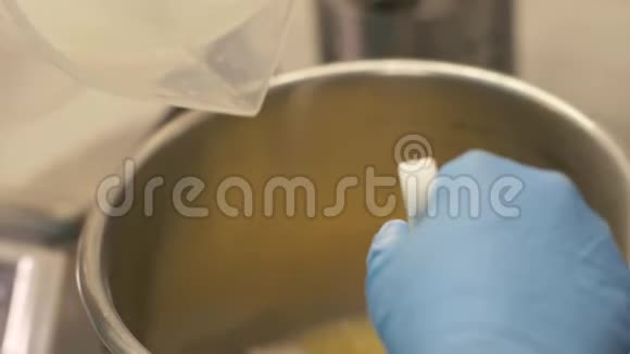 面包师用手在碗里倒水用面粉揉面视频的预览图