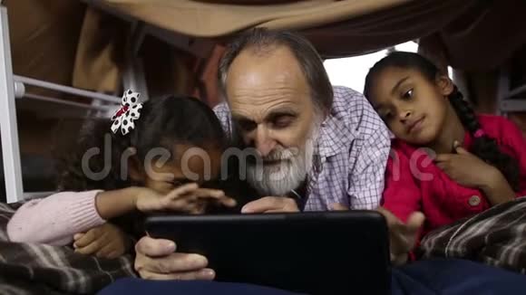 小孩子教爷爷用平板电脑视频的预览图