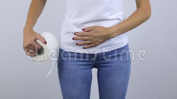 女人的手放在肚子上胃痛视频的预览图
