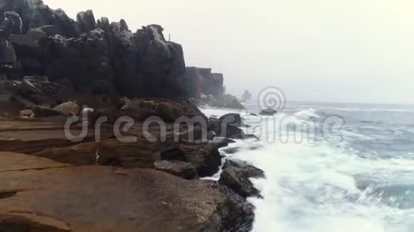 大西洋岩石海岸的鸟瞰海浪视频的预览图