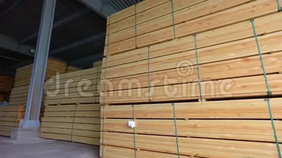 木材加工木材仓库仓库里的一排排木条现代化的大仓库视频的预览图