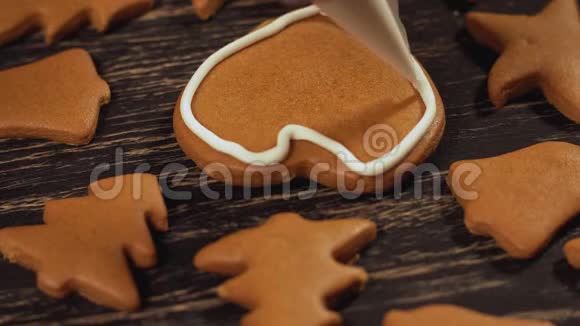 合上装饰自制姜饼心家庭烹饪理念视频的预览图
