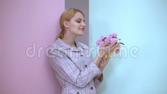 给妈妈的玫瑰花束有花束的性感女人带着玫瑰花束的女人视频的预览图