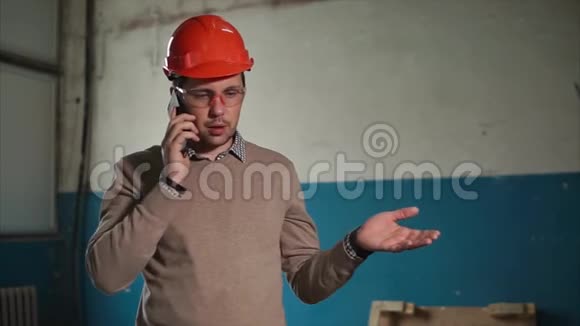 上班的工程师在用手机说话视频的预览图