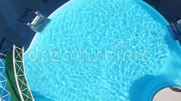 一个带有两个空的白色躺椅的公寓游泳池的图场景豪华游泳池的俯视图外部视频的预览图