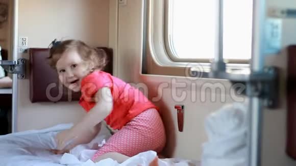 小女孩正在乘火车旅行婴儿乘火车旅行准备睡觉视频的预览图
