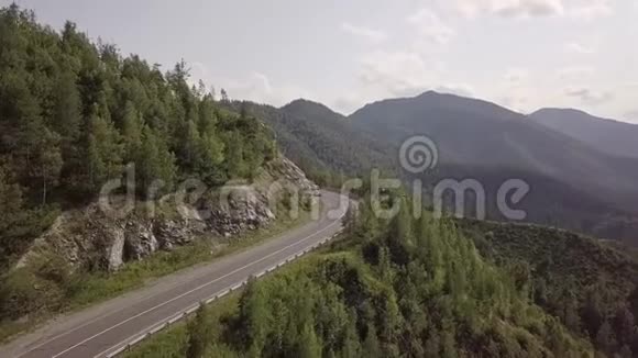 惊人的空中飞行超过阿尔泰俄罗斯的山路汽车沿着蜿蜒曲折的道路行驶视频的预览图