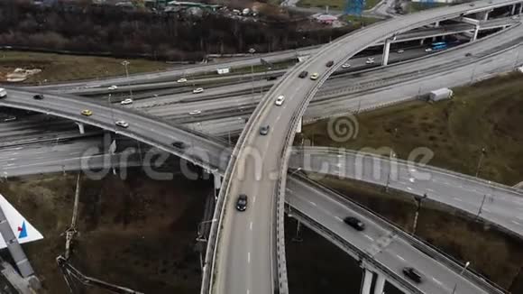空中无人驾驶飞机飞越公路路口把车开到马路上视频的预览图