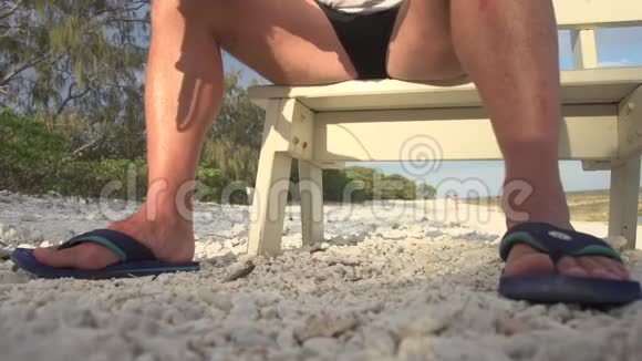 有人腿沙滩沙视频的预览图