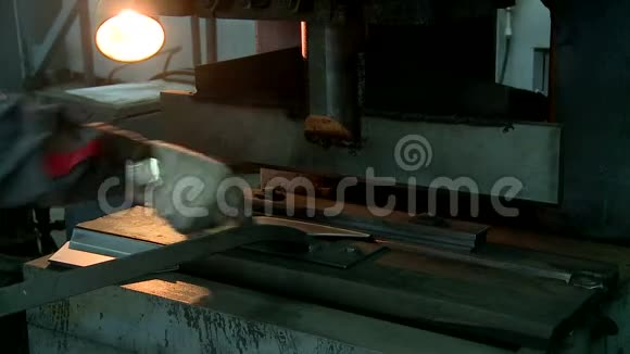 加工金属零件厂视频的预览图