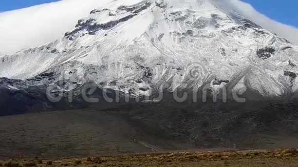 厄瓜多尔Chimborazo火山前的汽车视频的预览图