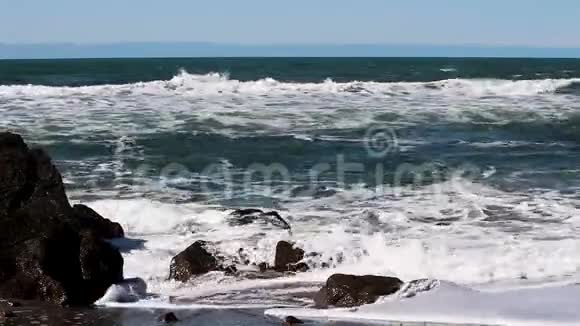 沙滩冲浪背景下的海浪冲击视频的预览图