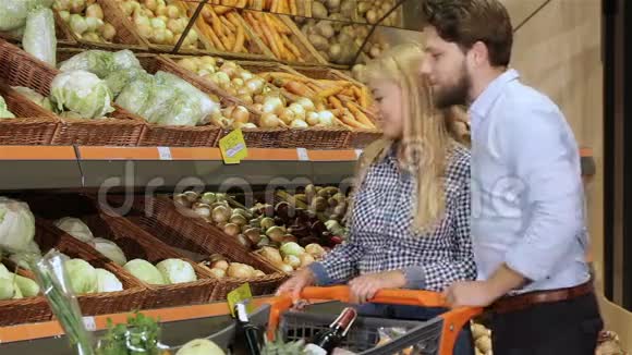 夫妻在商场买卷心菜视频的预览图