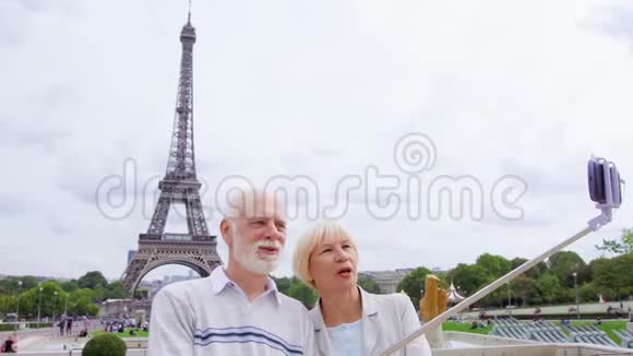 埃菲尔铁塔附近的老夫妇在自拍在欧洲旅游退休后积极的现代生活视频的预览图