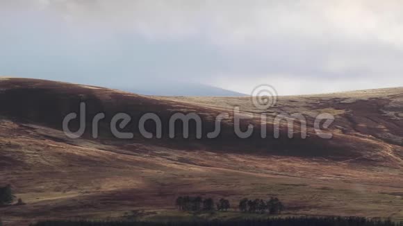 苏格兰山景格伦在暴风雨天气在10月秋天的凯恩斯NP视频的预览图