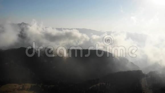 山上云的美丽鸟瞰视频的预览图