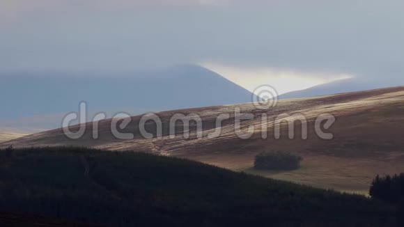 苏格兰山景格伦在暴风雨天气在10月秋天的凯恩斯NP视频的预览图