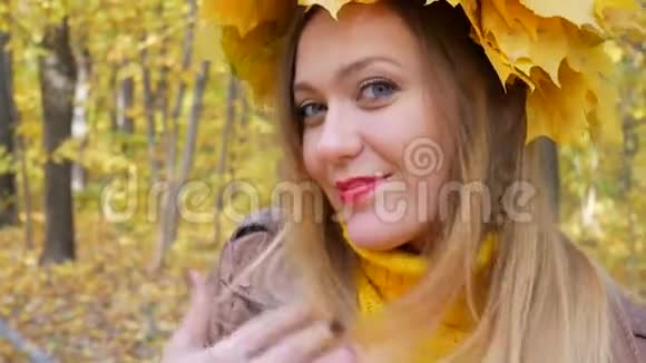 带着黄叶花环的女人视频的预览图
