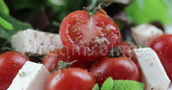从马拉樱桃番茄和生菜的维生素沙拉手中洒满芳香香料视频的预览图