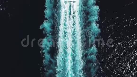 鸟瞰大型巡洋舰在深蓝色的水中晴天豪华的概念库存豪华海景视频的预览图