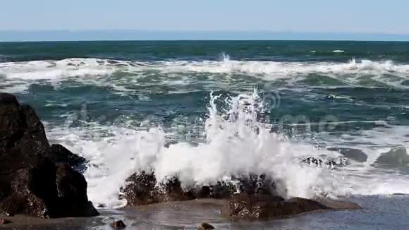 沙滩冲浪背景下的海浪冲击视频的预览图
