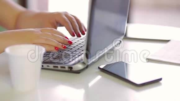 女性手特写笔记本电脑打字慢节奏视频的预览图