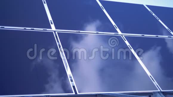 天空正在反射一个矩形太阳能组件的表面太阳能电池板农场视频的预览图