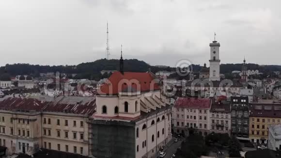 鸟瞰老欧洲城市利沃夫乌克兰市中心市政厅和建筑视频的预览图