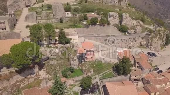 卡拉布里亚山上意大利村庄波瓦的惊人上升4k空中视频的预览图