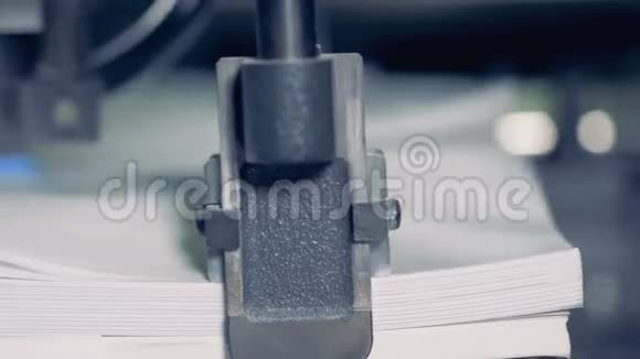 金属设备在印刷厂拆纸关闭行论文排序流程视频的预览图