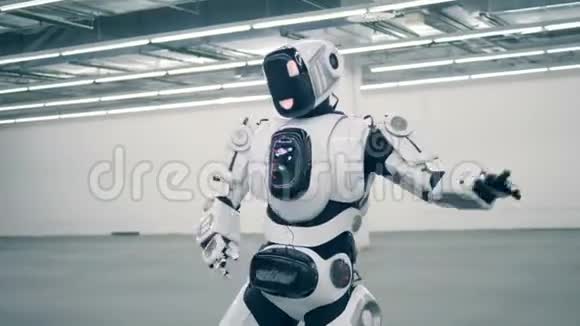 白色机器人未来派机器人跳舞未来派人形机器人视频的预览图