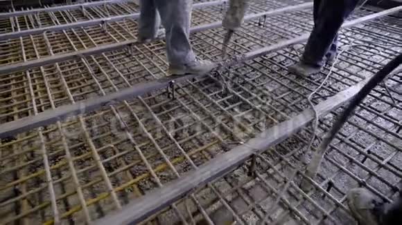 工和工程师倒基础吨的混凝土和钢筋形成坚实的整体化合物视频的预览图