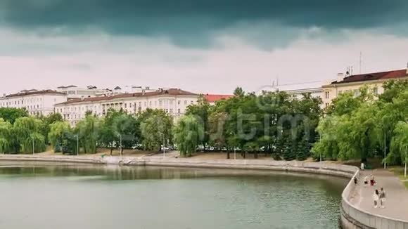 白俄罗斯明斯克白俄罗斯国防部总参谋部城市海滨和Kommunismicheskaya街的看法视频的预览图