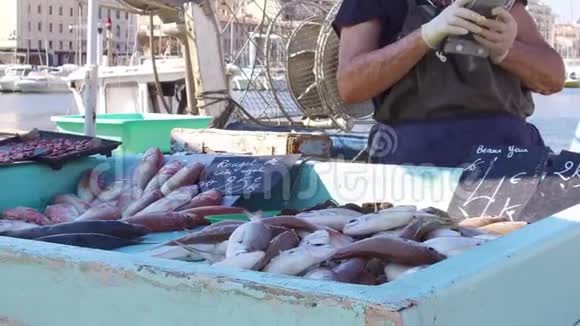 Fishmonger在法国马赛老港出售鱼关闭4K视频的预览图
