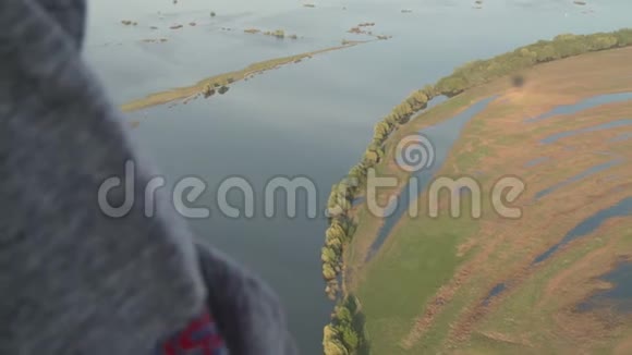 船上热气球上的洪水视频视频的预览图