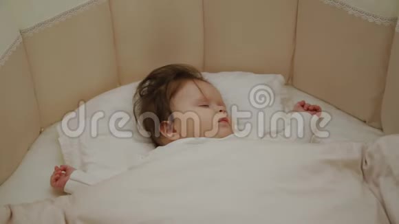 睡在小床上的漂亮小女孩视频的预览图
