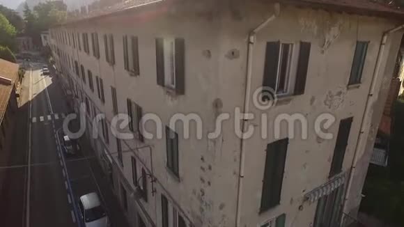 摄像机拍摄房子的角落视频的预览图
