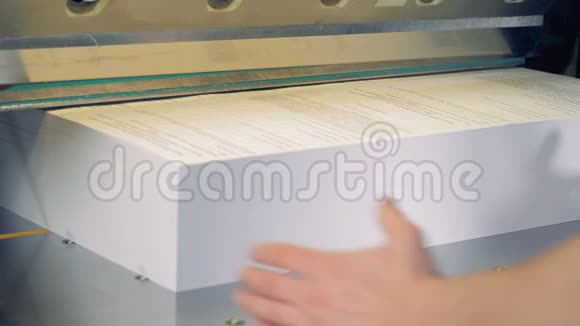 一个人用切纸器工作关门视频的预览图