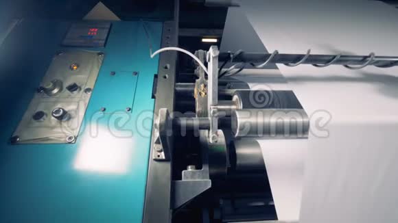 造纸厂打印装置卷纸特写视频的预览图