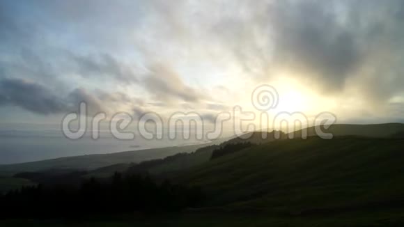 五彩缤纷的日出期间山上绿野葱葱森林成片视频的预览图