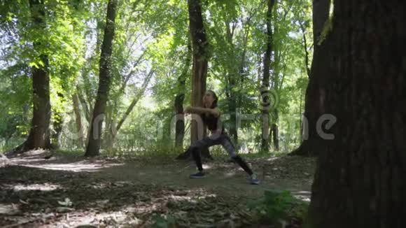 这个女孩在森林里从事健身活动在森林里运动视频的预览图