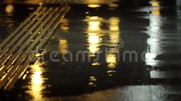 人行道上的雨滴视频的预览图