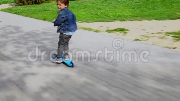 小男孩骑着滑板车视频的预览图