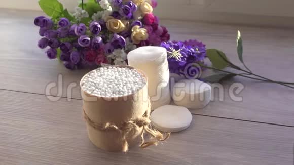 桌子上有棉花芽和一叠棉花垫视频的预览图