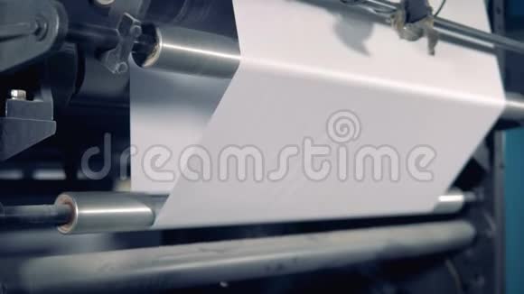 特殊装置卷纸特写造纸厂视频的预览图