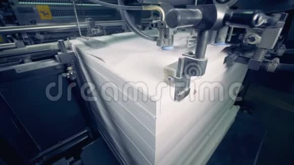 一台机器将许多纸张分开合上纸张生产过程视频的预览图