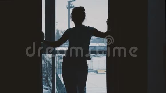 年轻的模特们坐在一座现代化的高楼大厦里全长窗户张开双臂迎接新的一天跳舞视频的预览图