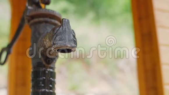 水龙头户外在大自然中代表缺水水立在农村水滴滴滴视频的预览图